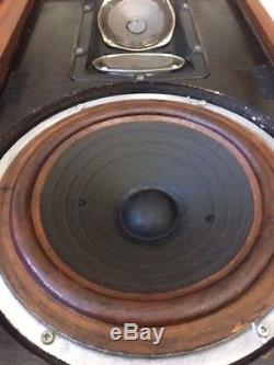 AR2 ACOUSTIC RESEARCH VINTAGE SPEAKERS, RARE Classic Very Collectible