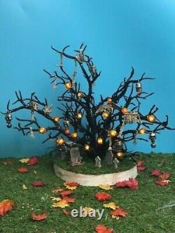 Byers Choice Carolers THE WITCH OF SALEM 2004 + CAULDRON, SIGNPOST, & TREE