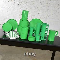 Heller Dinnerware by Lella & Massimo Vignelli in Kelly Green 58 Pieces & Napkins